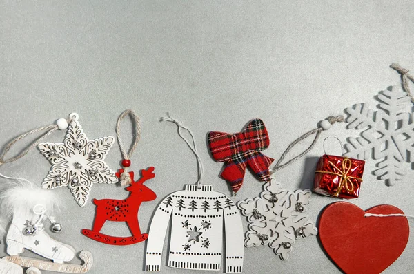 Різдвяна Композиція Подарунки Гілки Ялинки Червоні Прикраси Білому Сірому Тлі — стокове фото