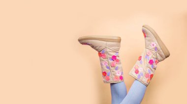 Pastel arka planda komik kadın bacakları.