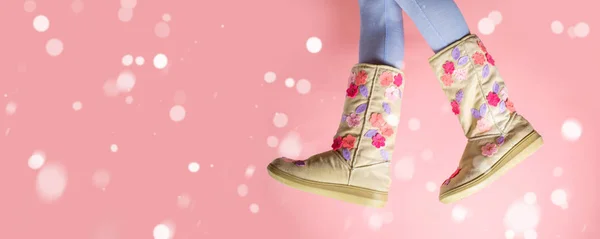 Funny Invierno Piernas Femeninas Botas Sobre Fondo Pastel —  Fotos de Stock