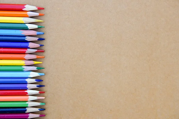 Mehrfarbig Gespitzte Bleistifte Isoliert Auf Papier Hintergrund Einer Reihe Und — Stockfoto