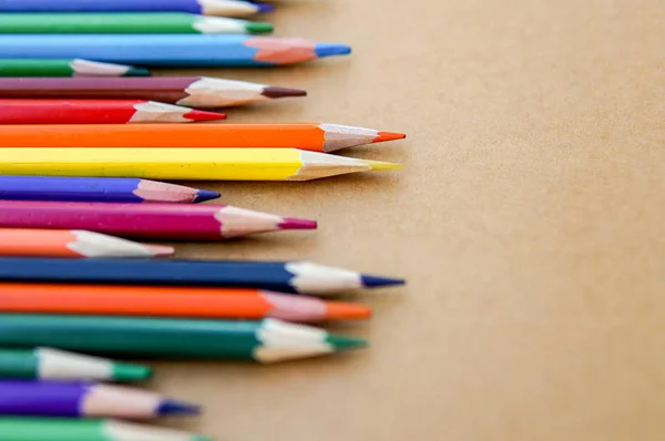 Meerkleurige Geslepen Potloden Geïsoleerd Papier Achtergrond Een Rij Rommelig — Stockfoto