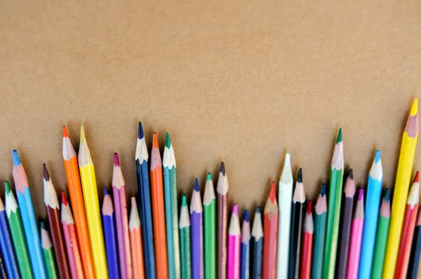 Mehrfarbig Gespitzte Bleistifte Isoliert Auf Papier Hintergrund Einer Reihe Und — Stockfoto
