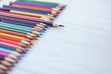 Beyaz masadaki bir sürü adamın arasından siyah kalem çıktı. Liderlik, bağımsızlık, inisiyatif, strateji, farklı düşünceler