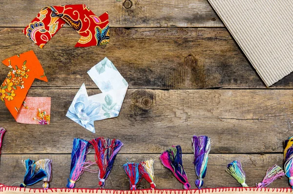 Prullenbak Van Textiel Houten Ondergrond — Stockfoto