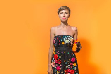  Siyah seksi elbiseli, el çantası taşıyan şık esmer kadının portresi. 