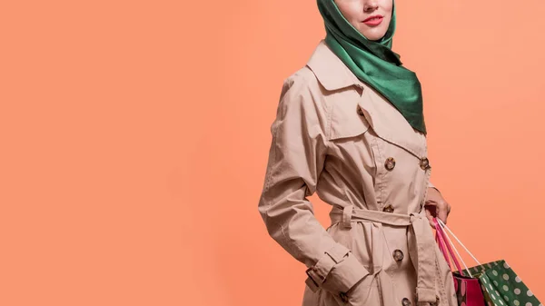 Happy Shopping Woman Shopping Bags Wearing Trendy Coat Scarf — ストック写真