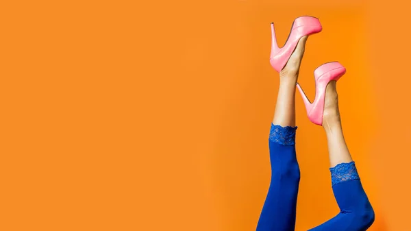 Sexy Frau Beine Über Leuchtend Orangefarbenem Hintergrund — Stockfoto