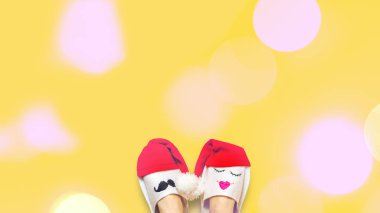 Seksi Noel Baba bacakları. Sarı tatil arka planında izole edilmiş bir kadın.