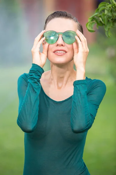 Retrato Mulher Bonita Óculos Sol Verdes Vestido Verde Fundo Natural — Fotografia de Stock