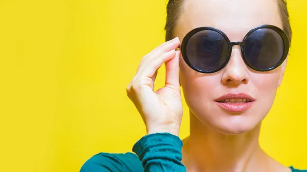 Mujer Con Estilo Gafas Sol Aisladas Sobre Fondo Amarillo — Foto de Stock