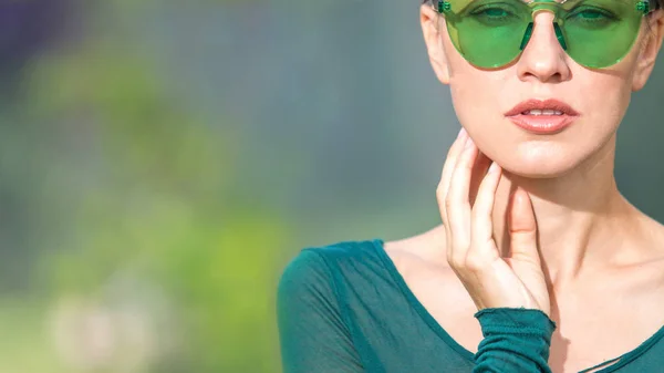 Retrato Mulher Bonita Óculos Sol Verdes Vestido Verde Fundo Natural — Fotografia de Stock