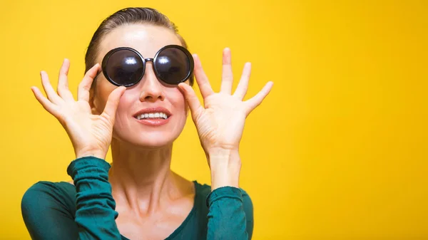 Stijlvolle Vrouw Zonnebril Geïsoleerd Gele Achtergrond — Stockfoto