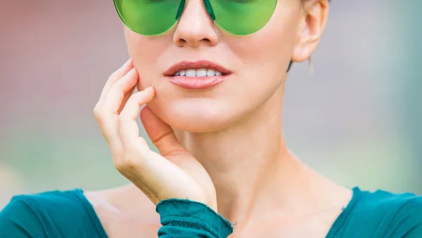 Yeşil Güneş Gözlüklü Güzel Bir Kadın Portresi Yeşil Doğal Arka — Stok fotoğraf