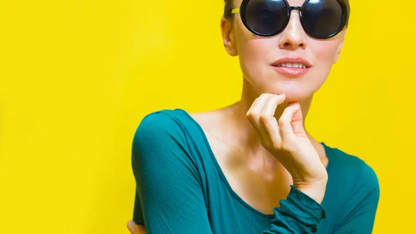 Stylische Frau Mit Sonnenbrille Auf Gelbem Hintergrund — Stockfoto
