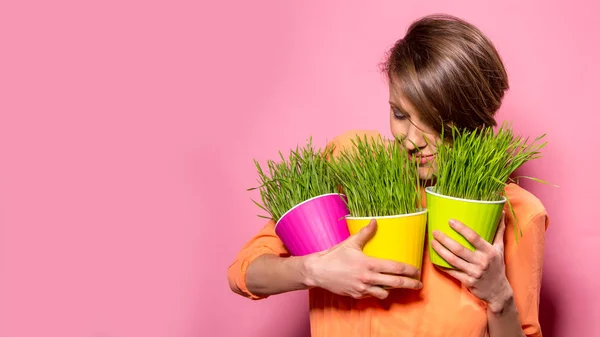 Jongedame Met Tarwegras Bloempotten Fel Roze Achtergrond — Stockfoto