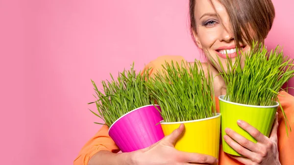 Giovane Signora Con Erba Grano Vasi Fiori Sfondo Rosa Brillante — Foto Stock