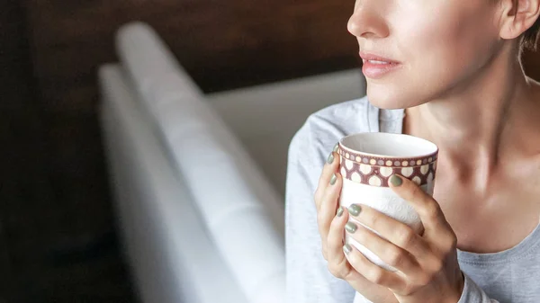Genç Bir Kadın Sabah Işığında Beyaz Mutfakta Kahve Çay Içiyor — Stok fotoğraf
