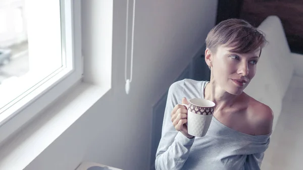 Jovem Mulher Bebendo Café Chá Com Luz Manhã Cozinha Branca — Fotografia de Stock