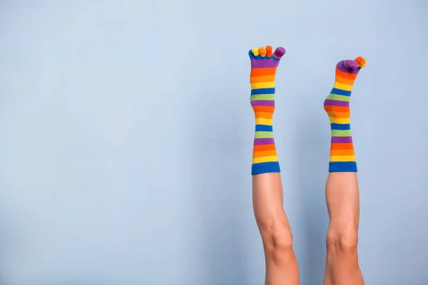 Beine Lustigen Socken Auf Blauem Hintergrund — Stockfoto