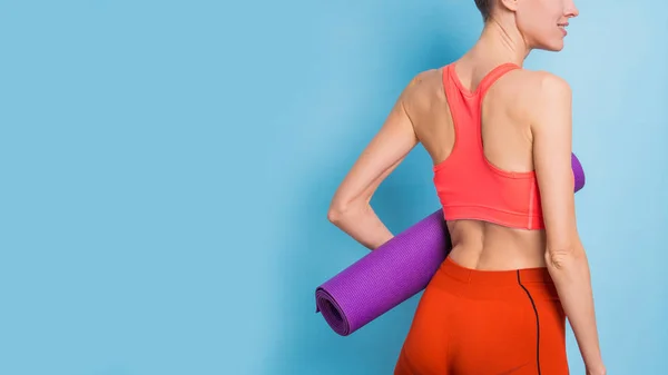 Sporty Yoga Girl Yoga Mat Isolated Blue Background — Stock Photo, Image