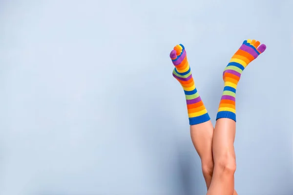 Αστεία Παιχνιδιάρικα Πόδια Γυναίκας Φορώντας Πολύχρωμες Κάλτσες Πάνω Από Μπλε — Φωτογραφία Αρχείου