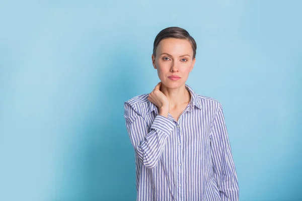 Retrato Una Mujer Joven Inteligente Hermosa Sobre Fondo Azul Claro — Foto de Stock