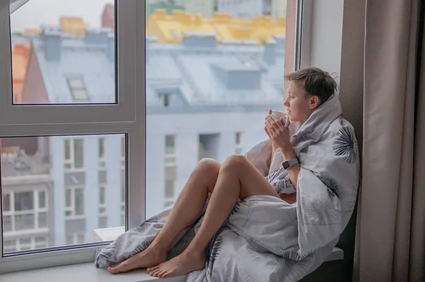 Jeune Femme Brune Réfléchie Avec Une Tasse Café Regardant Par — Photo