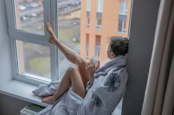 Jeune Femme Brune Réfléchie Avec Une Tasse Café Regardant Par — Photo