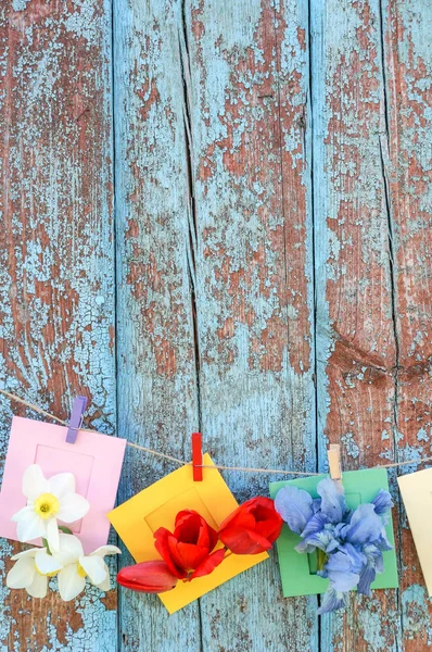 Achtergrond Met Bloemen Kleine Envelop Grunge Houten Muur — Stockfoto