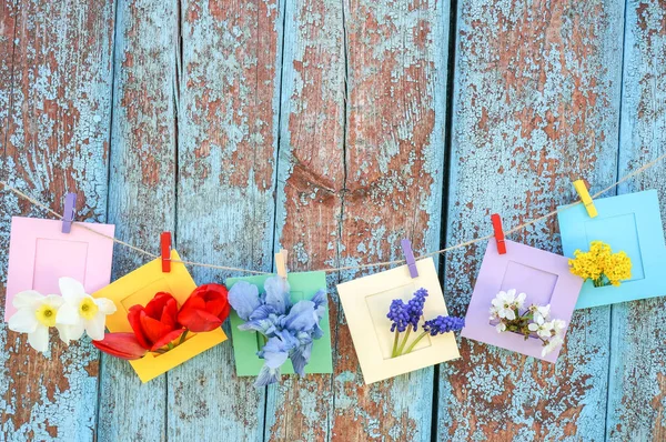 Background Flowers Small Envelop Grunge Wooden Wall — Stock Photo, Image