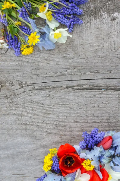 Buquê Flores Primavera Fundo Madeira Com Espaço Cópia Para Texto — Fotografia de Stock