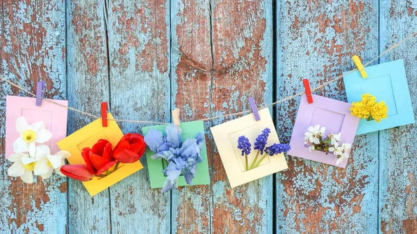 Achtergrond Met Bloemen Kleine Envelop Grunge Houten Muur — Stockfoto