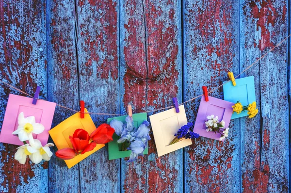 Background Flowers Small Envelop Grunge Wooden Wall — Stock Photo, Image