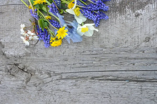 Strauß Frühlingsblumen Auf Hölzernem Hintergrund Mit Kopierraum Für Text — Stockfoto