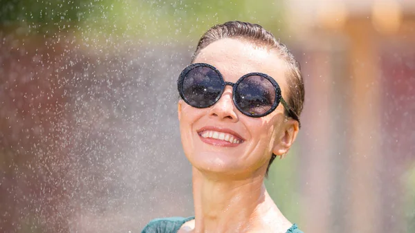 Портрет Счастливой Улыбающейся Женщины Солнечный Летний Весенний День Улице Привлекательная — стоковое фото