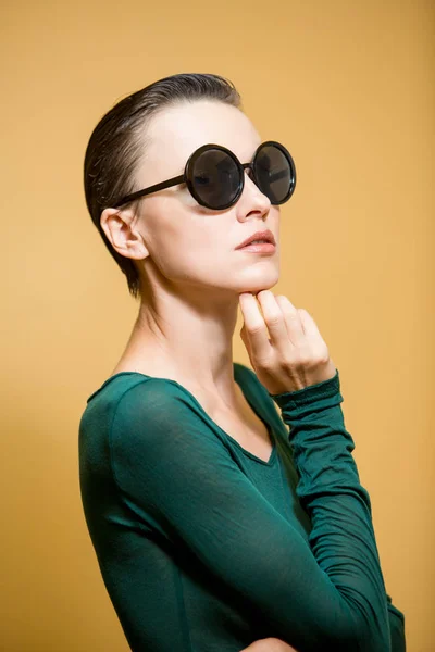 Retrato Mujer Joven Gafas Sol Sobre Fondo Amarillo — Foto de Stock