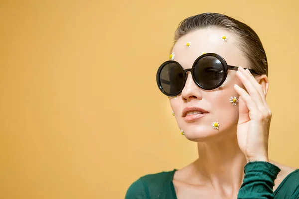 Mulher Bonita Rosto Close Estúdio Amarelo Usando Óculos Sol Com — Fotografia de Stock