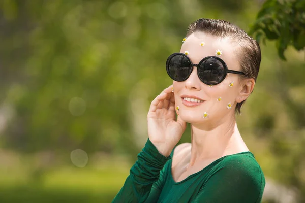 Módní Venkovní Fotografie Krásné Mladé Ženy Krátkými Vlasy Luxusních Zelených — Stock fotografie