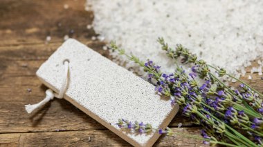 Spa gövdesi ve bacakları ahşap zemin üzerinde lavanta ile nesneler ve tuz kalp tedavi