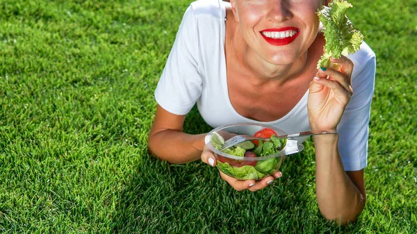 Hermosa Mujer Caucásica Comiendo Ensalada Sobre Fondo Verde Natural —  Fotos de Stock