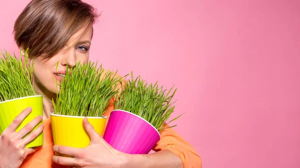 Ung Vacker Kvinna Med Vetegräs Blomkrukor Över Ljusrosa Bakgrund Våravgiftning — Stockfoto