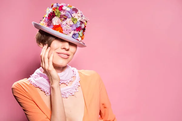 Vacker Flicka Med Blommor Ansikte Närbild Makeup Accessoarer Och Frisyr — Stockfoto