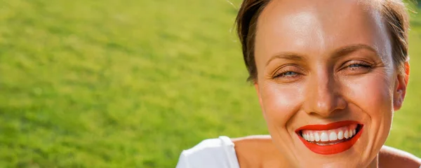 Portret Van Jonge Vrouw Groen Gras Achtergrond — Stockfoto