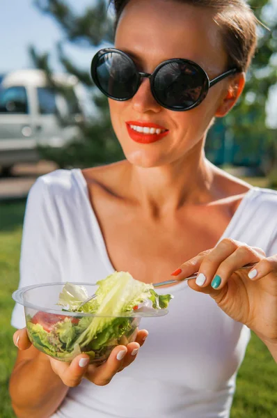 Young Caucasian Woman Eating Salad Local Park Car Background Sunny — 스톡 사진