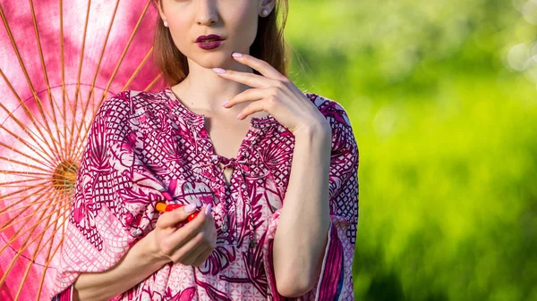 Mujer Japonesa Kimono Con Paraguas Belleza Chica Asiática Con Brillante —  Fotos de Stock