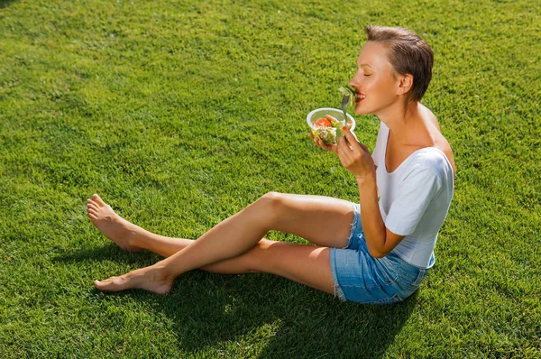 Mulher Branca Bonita Comendo Salada Sobre Fundo Natural Verde — Fotografia de Stock