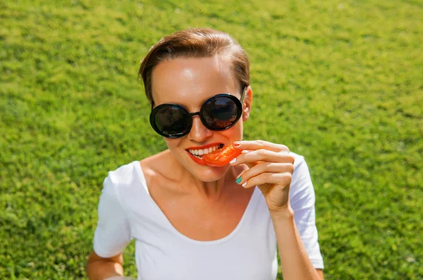 Bella Donna Caucasica Mangiare Insalata Sfondo Verde Naturale — Foto Stock