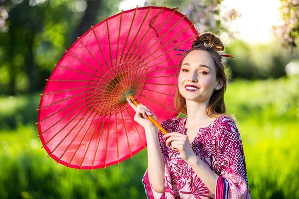 Kimonolu Şemsiyeli Japon Kadın Yeşil Manzara Parkında Parlak Makyaj Sanatı — Stok fotoğraf