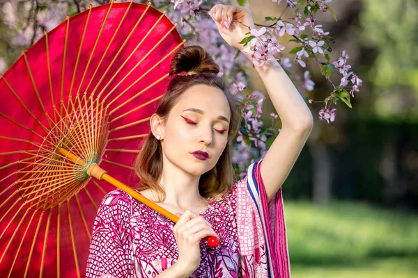 Kimonolu Şemsiyeli Japon Kadın Yeşil Manzara Parkında Parlak Makyaj Sanatı — Stok fotoğraf