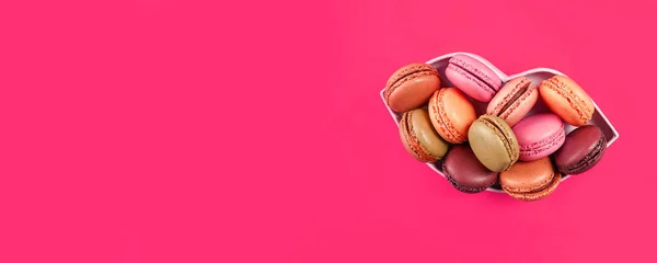 Tortenmacaron Oder Makronen Auf Rotem Rosa Hintergrund Von Oben Bunte — Stockfoto